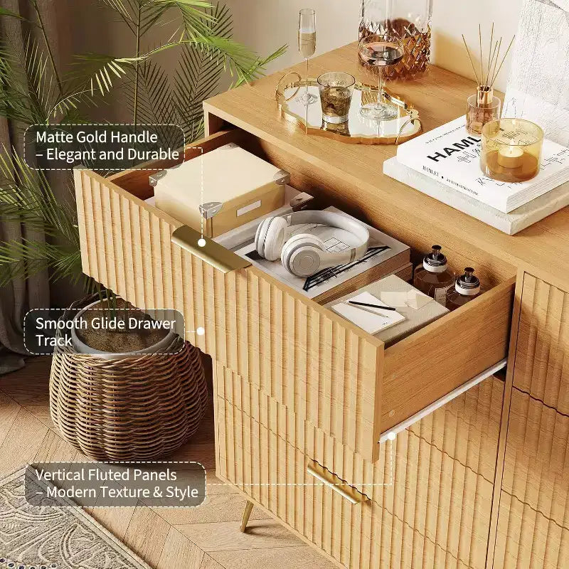 Commode moderne en bois avec poignées métalliques