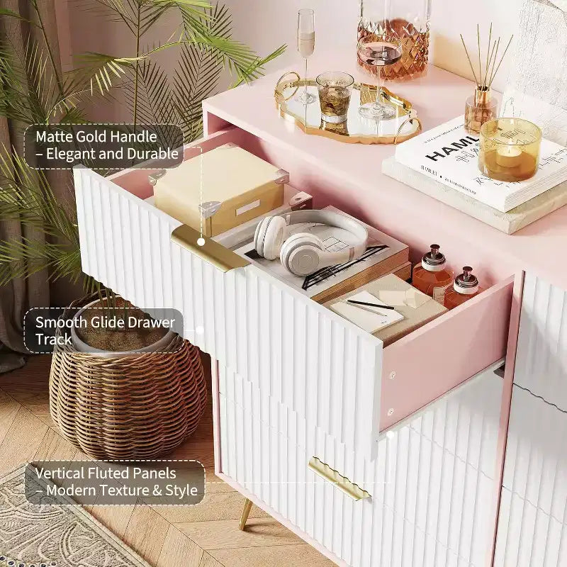 Commode moderne en bois avec poignées métalliques