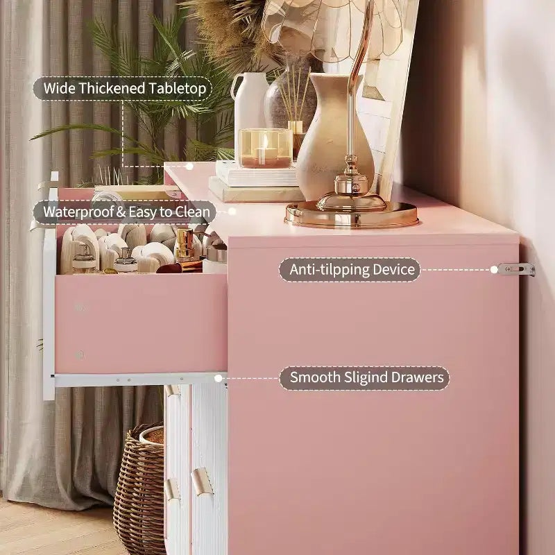 Commode moderne en bois avec poignées métalliques