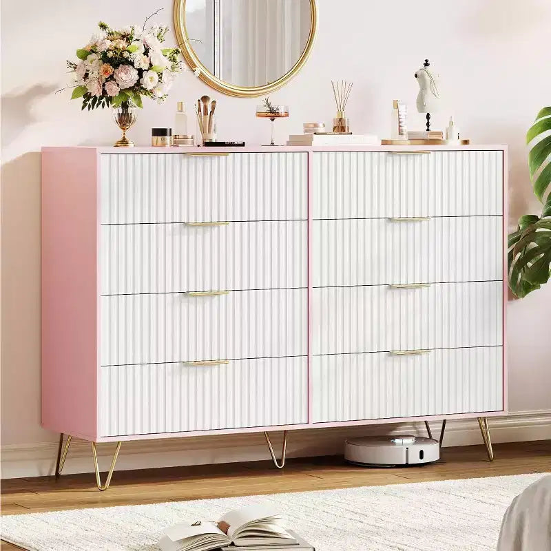 Commode moderne en bois avec poignées métalliques