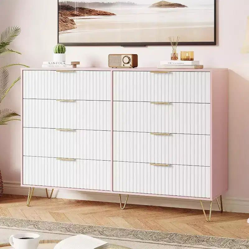 Commode moderne en bois avec poignées métalliques