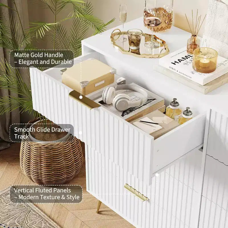 Commode moderne en bois avec poignées métalliques