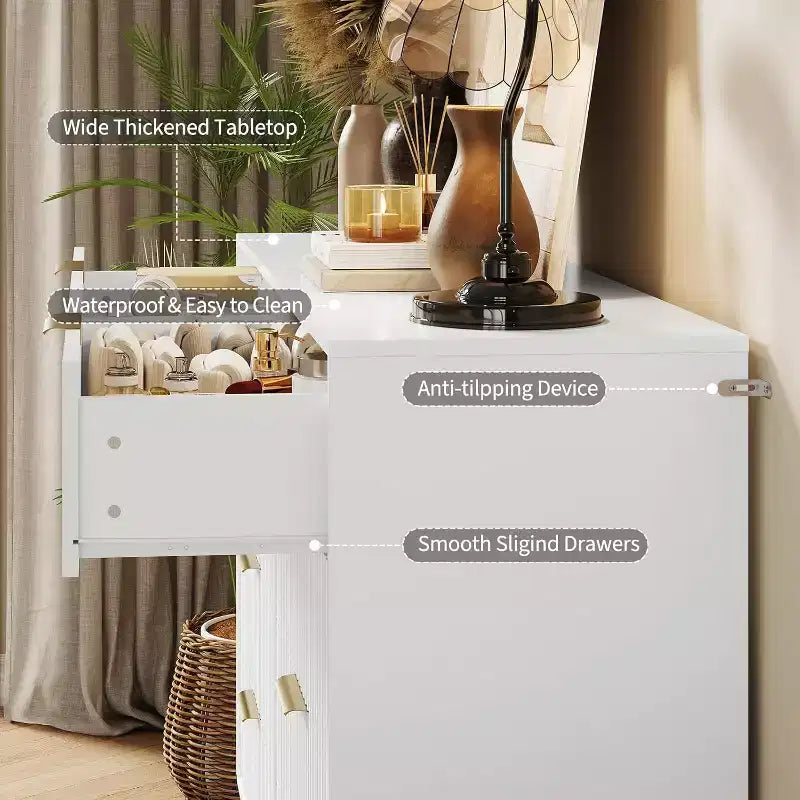 Commode moderne en bois avec poignées métalliques