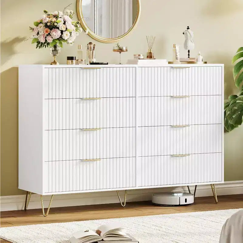 Commode moderne en bois avec poignées métalliques