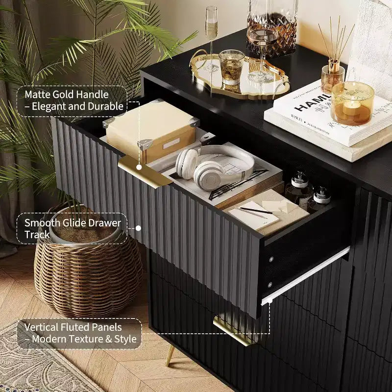 Commode moderne en bois avec poignées métalliques
