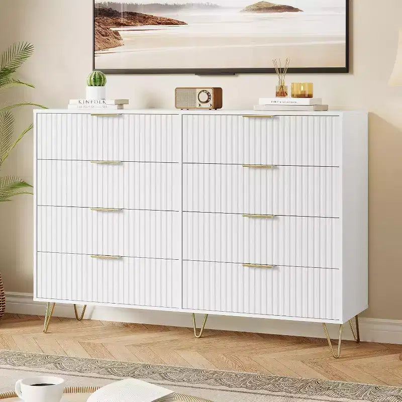 Commode moderne en bois avec poignées métalliques