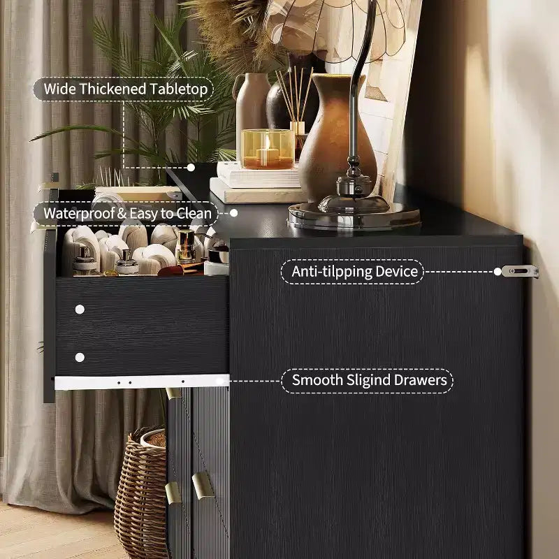 Commode moderne en bois avec poignées métalliques