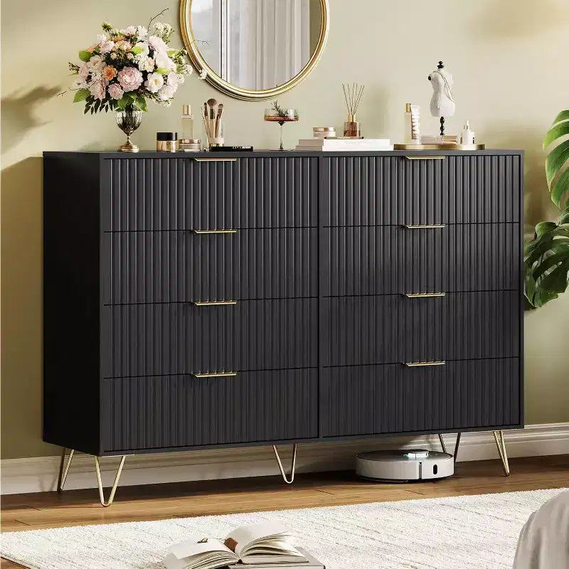 Commode moderne en bois avec poignées métalliques