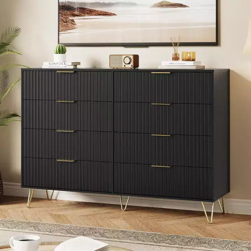 Commode moderne en bois avec poignées métalliques