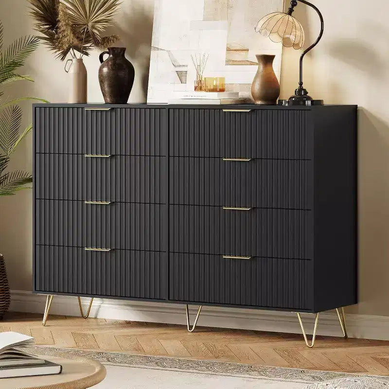 Commode moderne en bois avec poignées métalliques