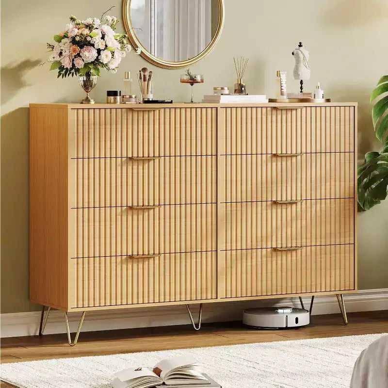 Commode moderne en bois avec poignées métalliques