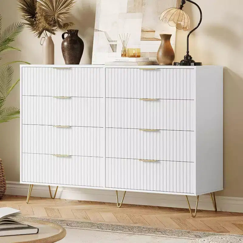 Commode moderne en bois avec poignées métalliques