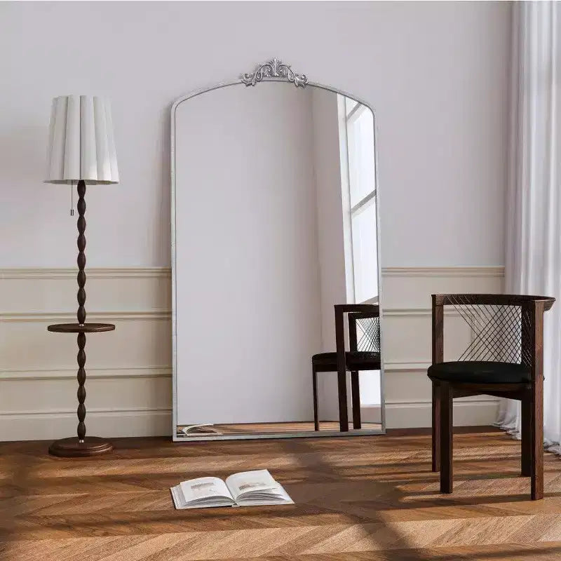 Miroir arqué pleine longueur avec cadre en métal